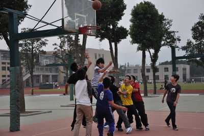 大学生篮球.JPG
